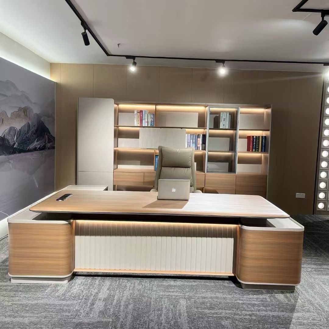Bureau de direction avec bureau bois, fauteuil et rangement mural éclairé.