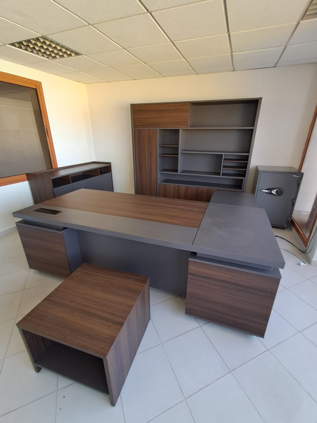 Bureau bois et gris avec retour latéral et meuble de rangement.